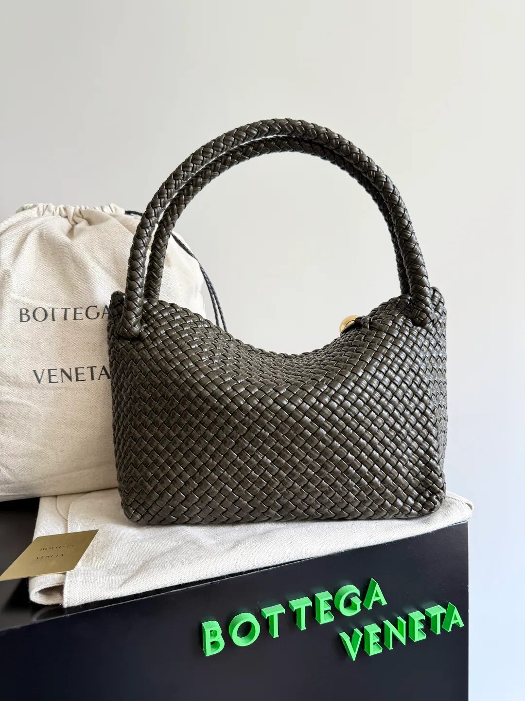 Batch 5760 BV collectible small woven handbags are really YYDS!! Bottega Veneta’s most classic small woven handbags are back! ! Colorful macaron color combination, super heavy craftsmanship. We use the highest quality leather with the highest craftsmanship❤️ to create the most precious works. We created the original Intrecciato leather weaving process❤️ This unique traditional exclusive leather weaving method has not only become our logo, but also reflects the time-consuming and labor-intensive craftsmanship of our products❤️ The new TOSCA handbag It must be a selection worth collecting🆕⚠️⚠️Baby, malachite, pearl, spotted stone can be sold individually and can be assembled by yourself. Style number: 716974 Size: 27*9*18cm